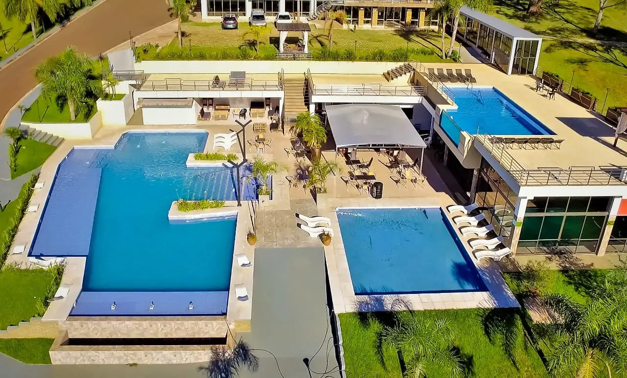 Vista aérea de las tres piscinas exteriores