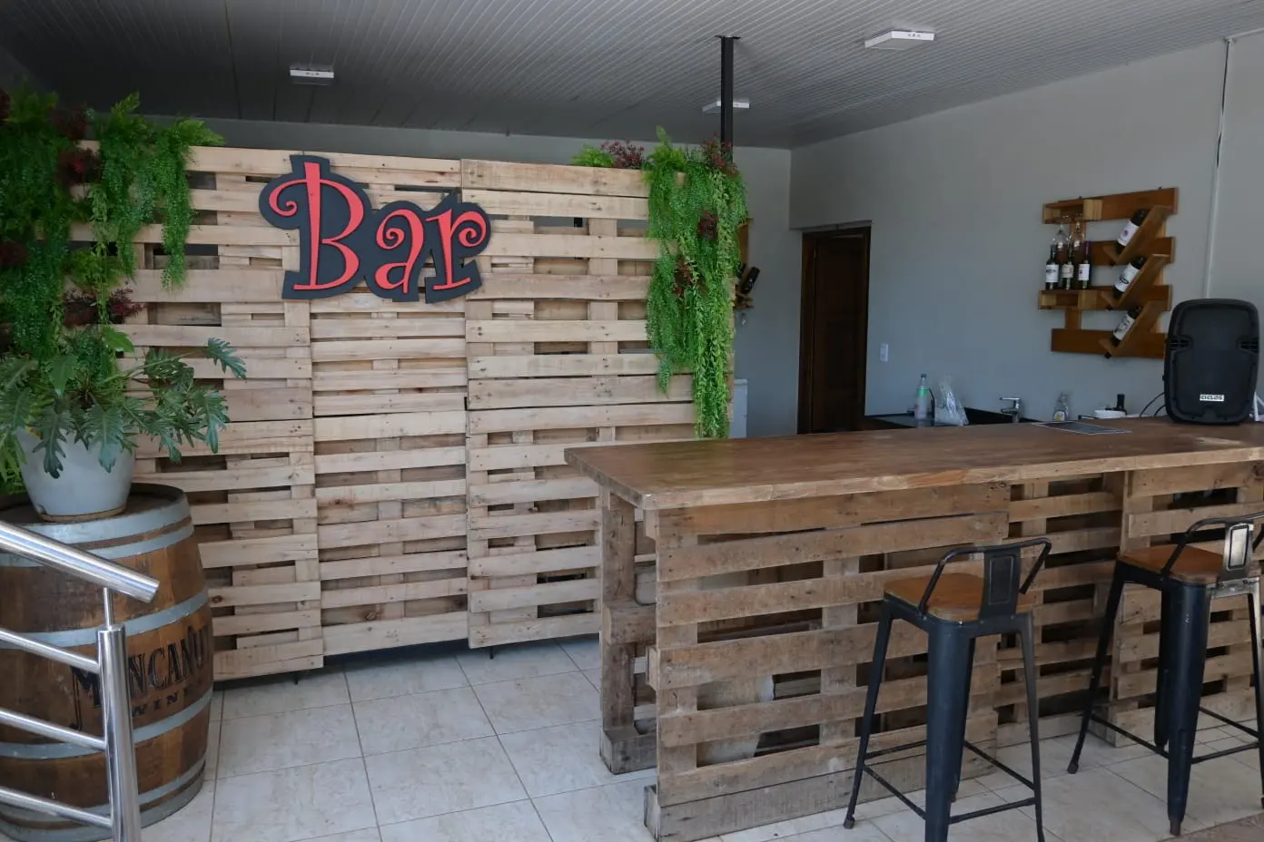Barra de madera del bar de piscinas