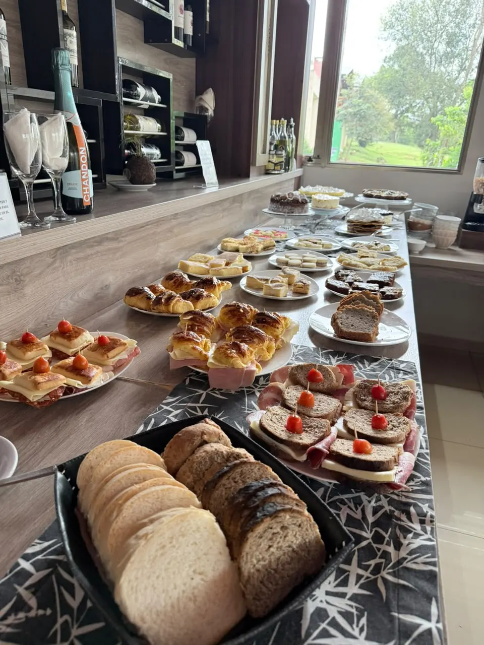 Medialunas, sándwiches y tortas de la merienda
