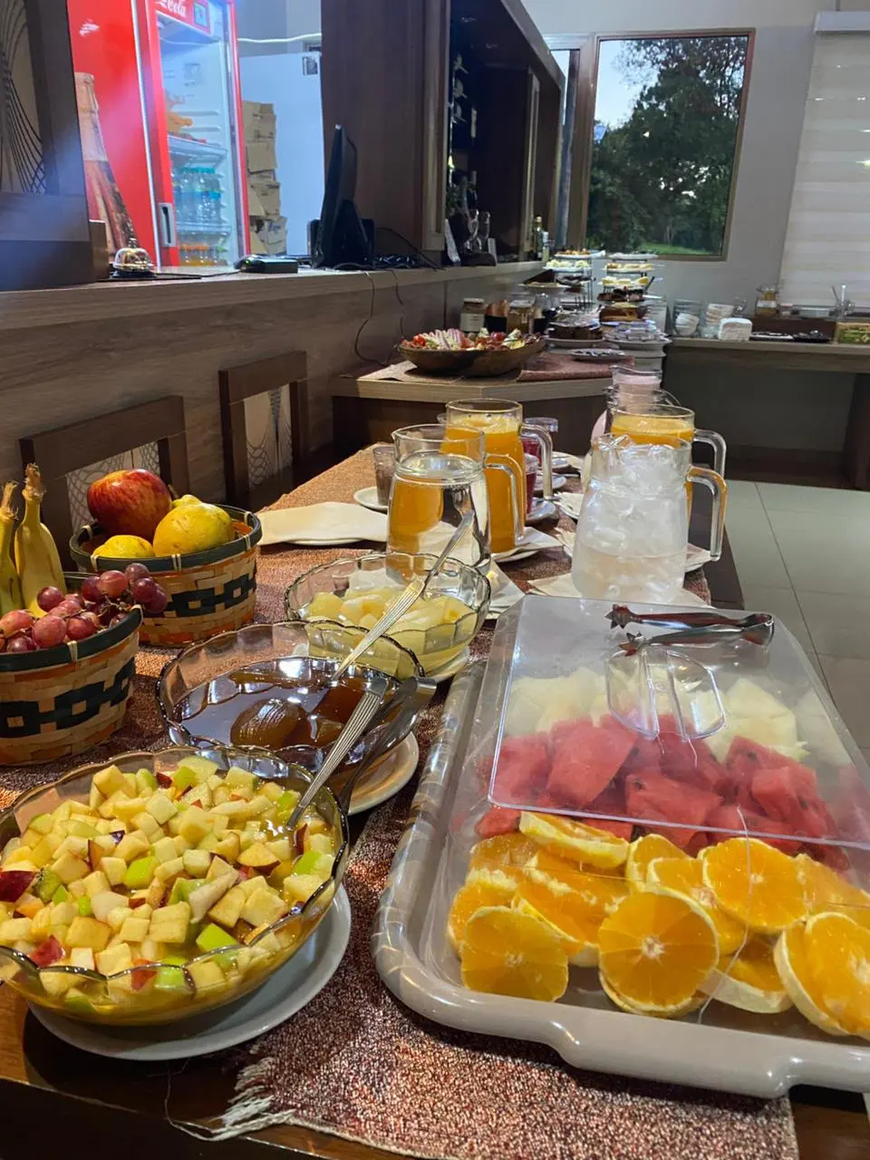 Frutas frescas, jugos y ensalada de frutas en el desayuno