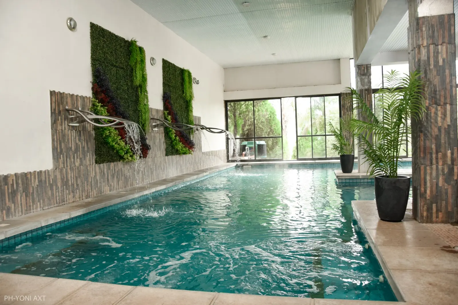 Piscina climatizada cubierta con jardín vertical