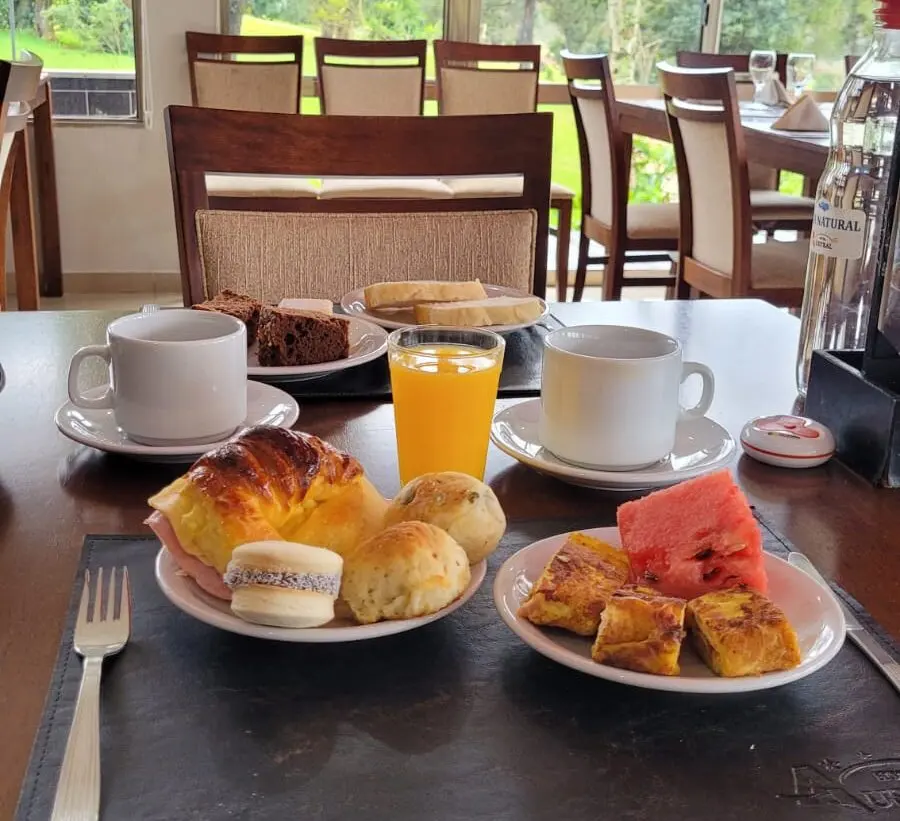 Desayuno servido en la mesa