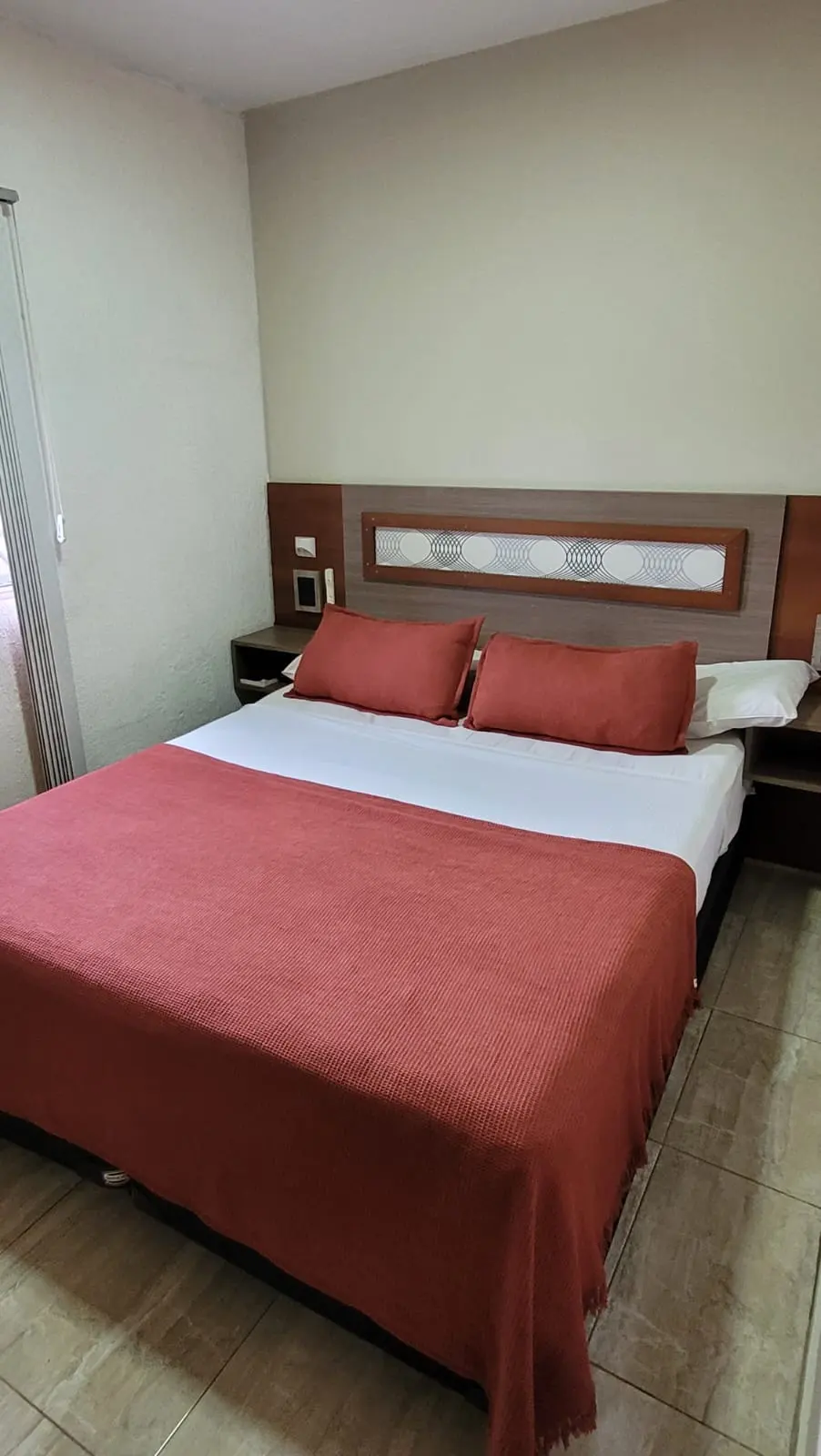 Habitación Estándar con cama matrimonial y aire acondicionado