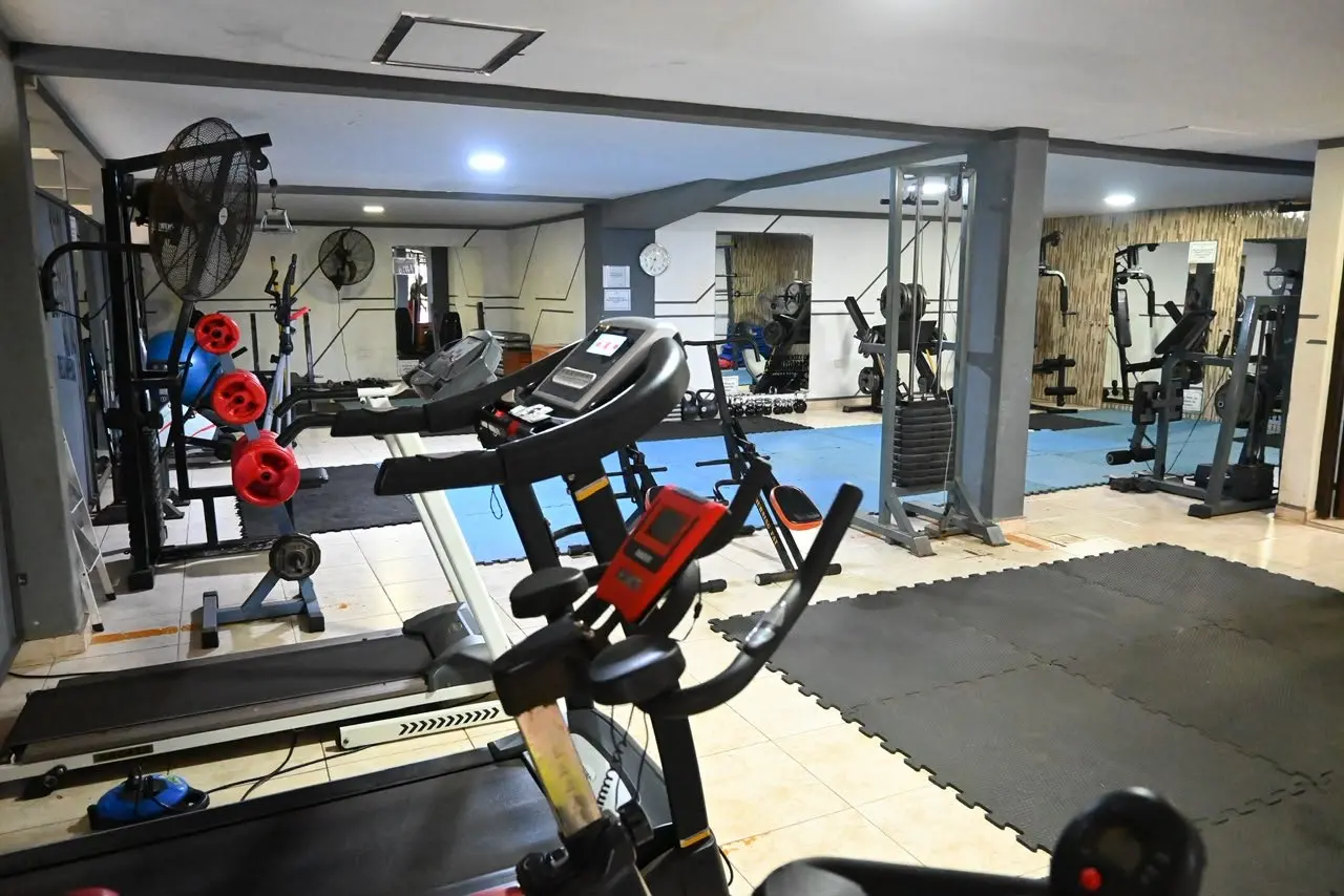 Gimnasio con máquinas de musculación y colchonetas