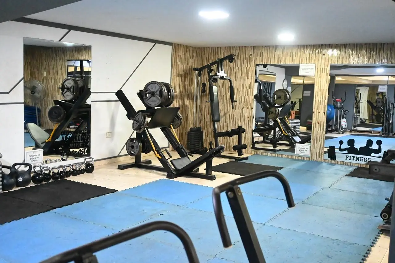 Pesas, discos y máquinas del gimnasio
