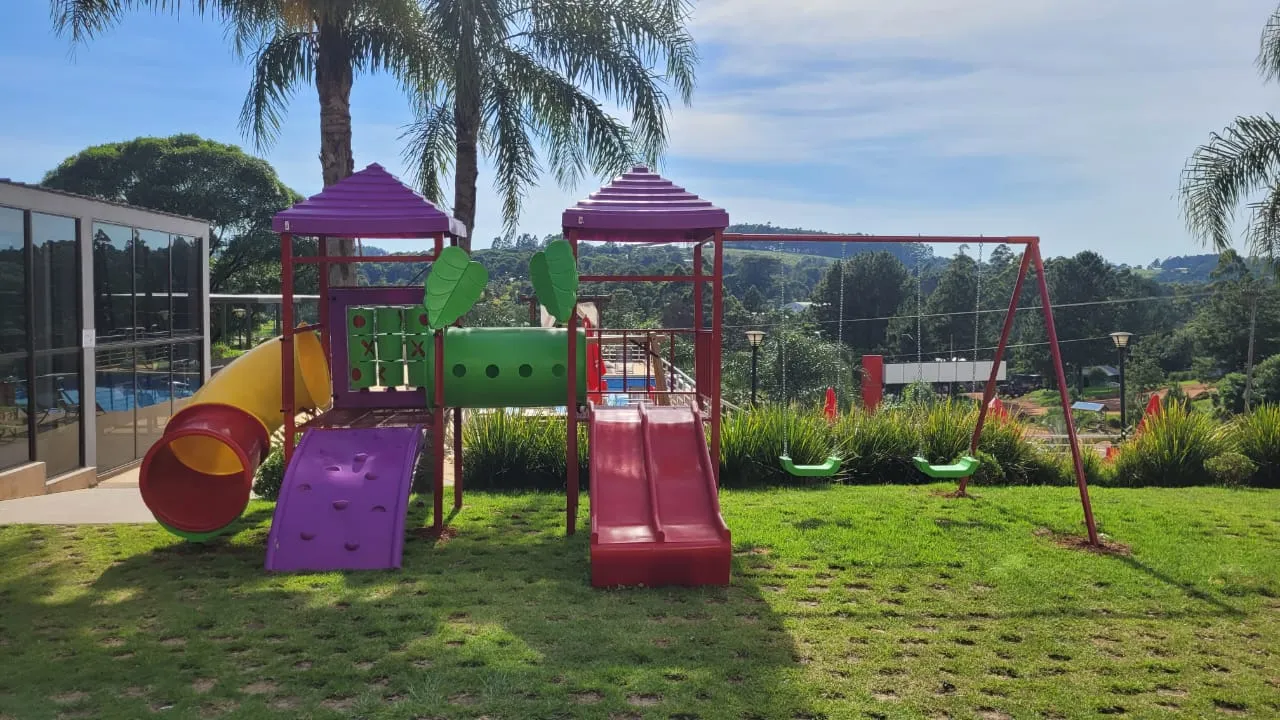 Juegos infantiles al aire libre en el parque del hotel