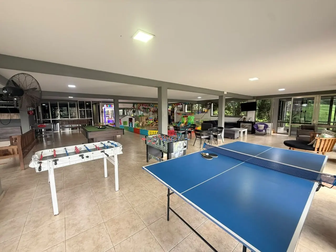 Sala de juegos con ping pong y metegol