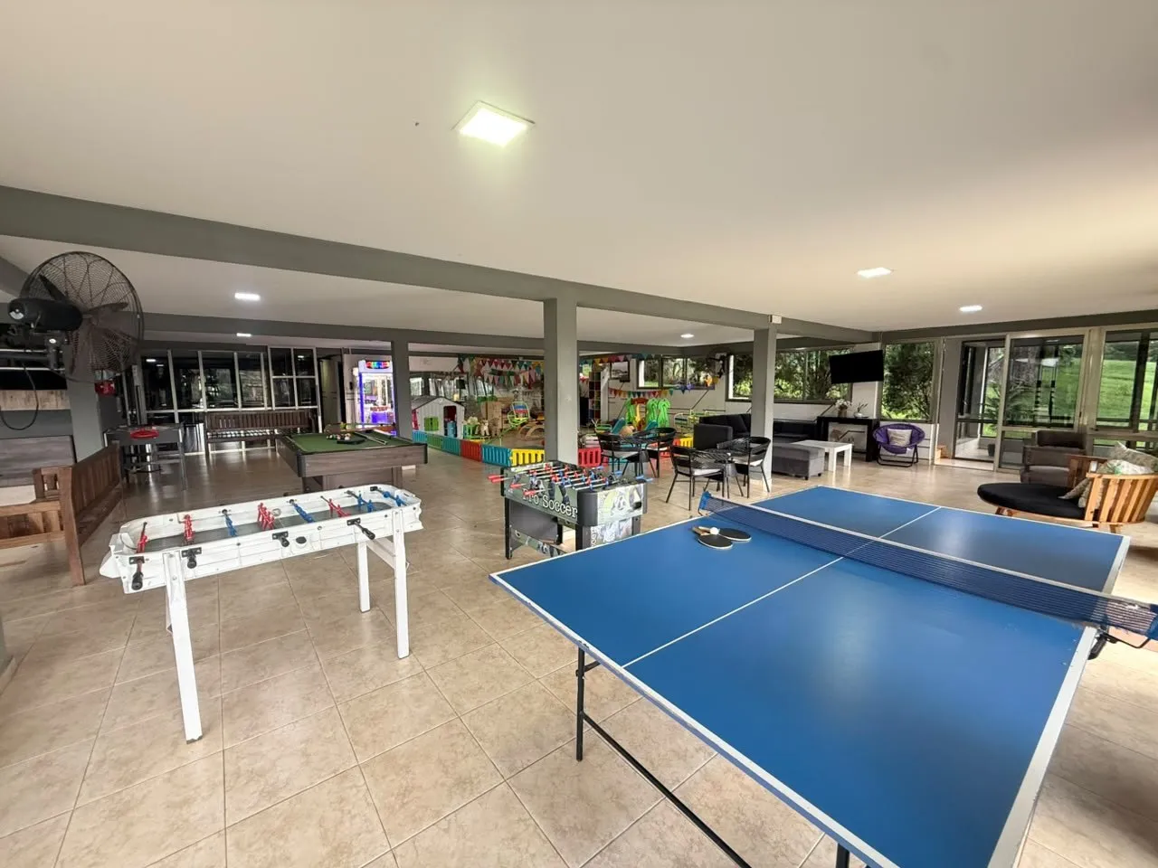 Sala de juegos con ping pong y metegol