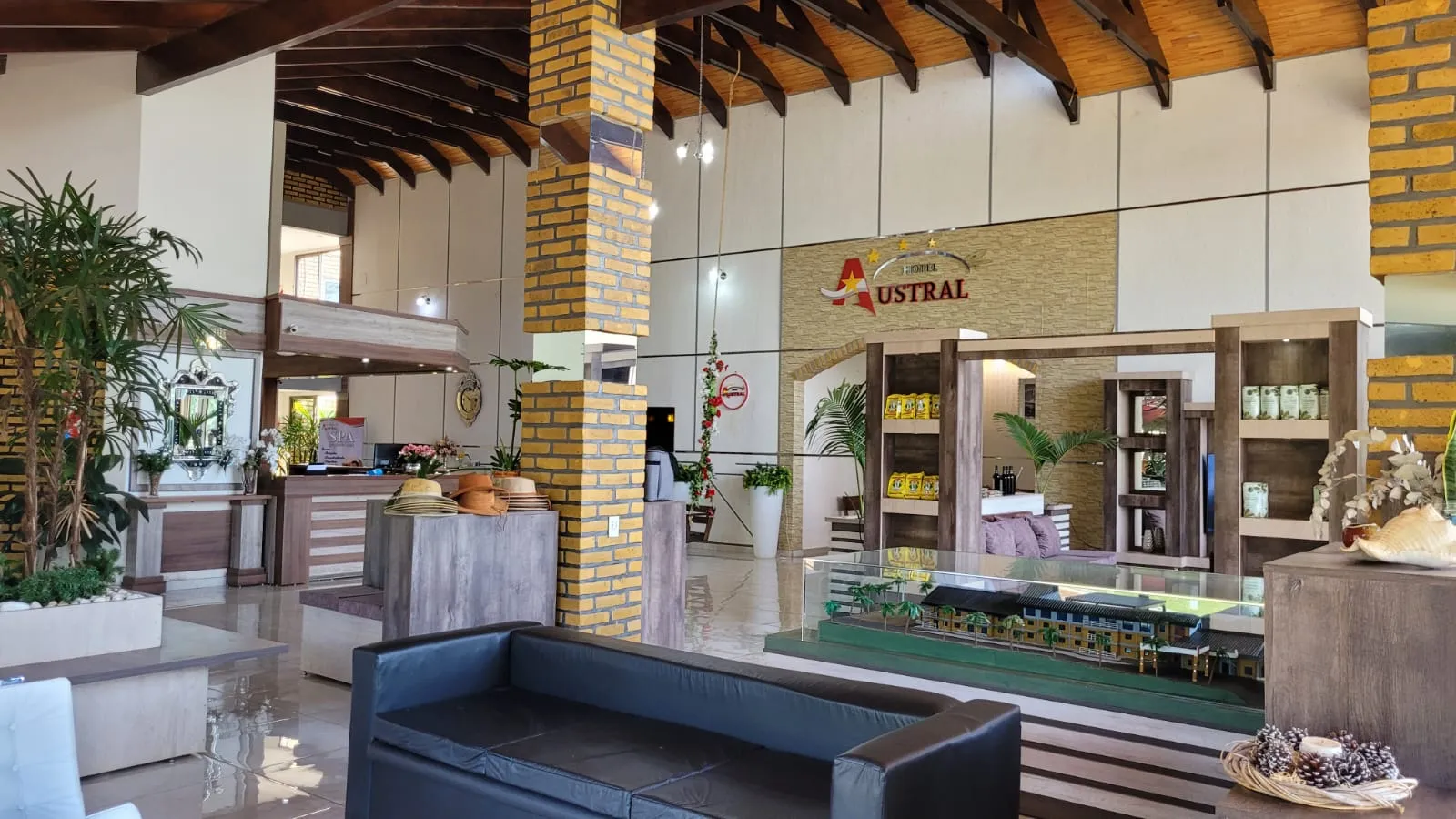 Lobby del hotel con sillones y vista al verde