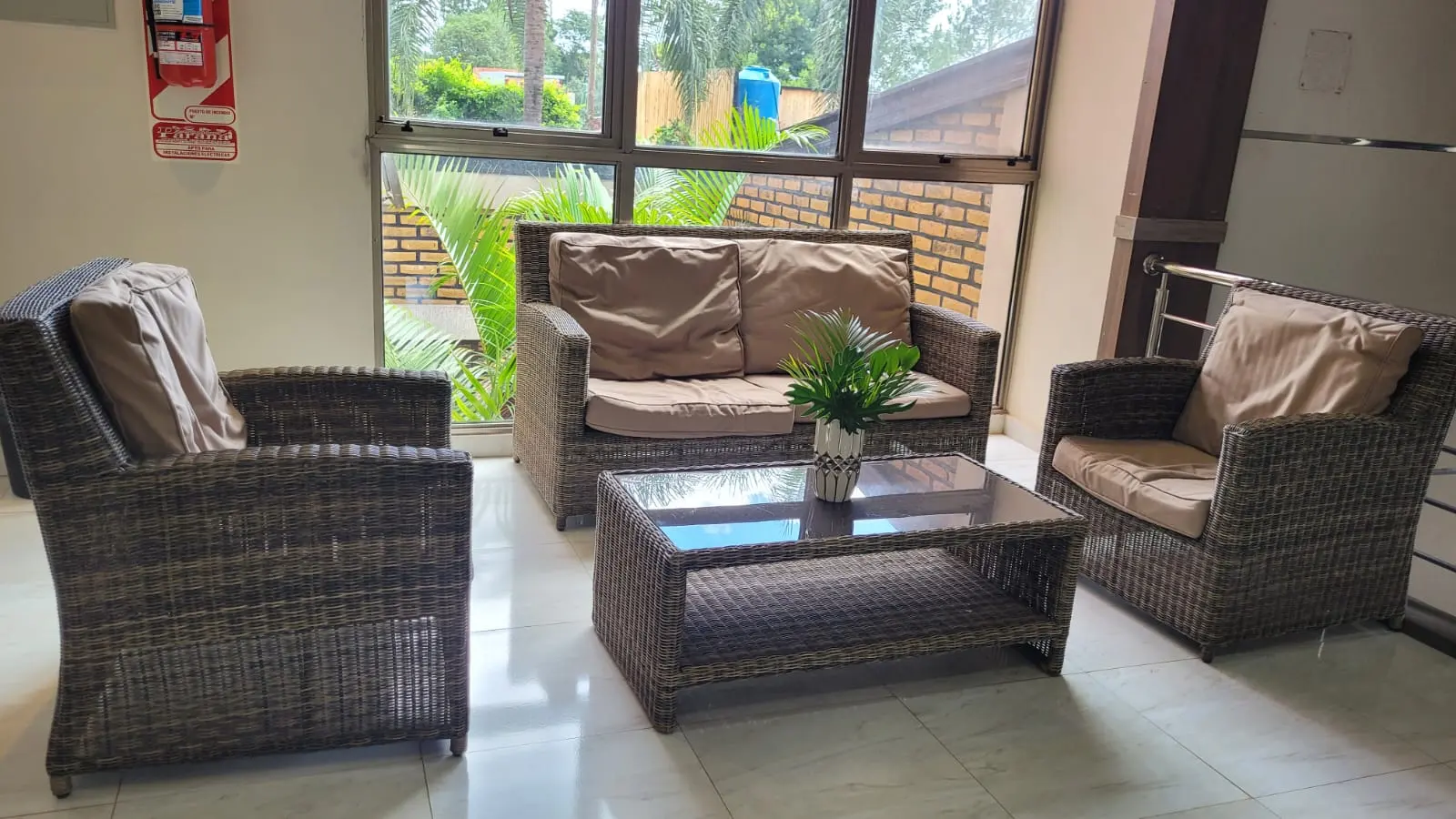 Sillones de ratán junto a los ventanales