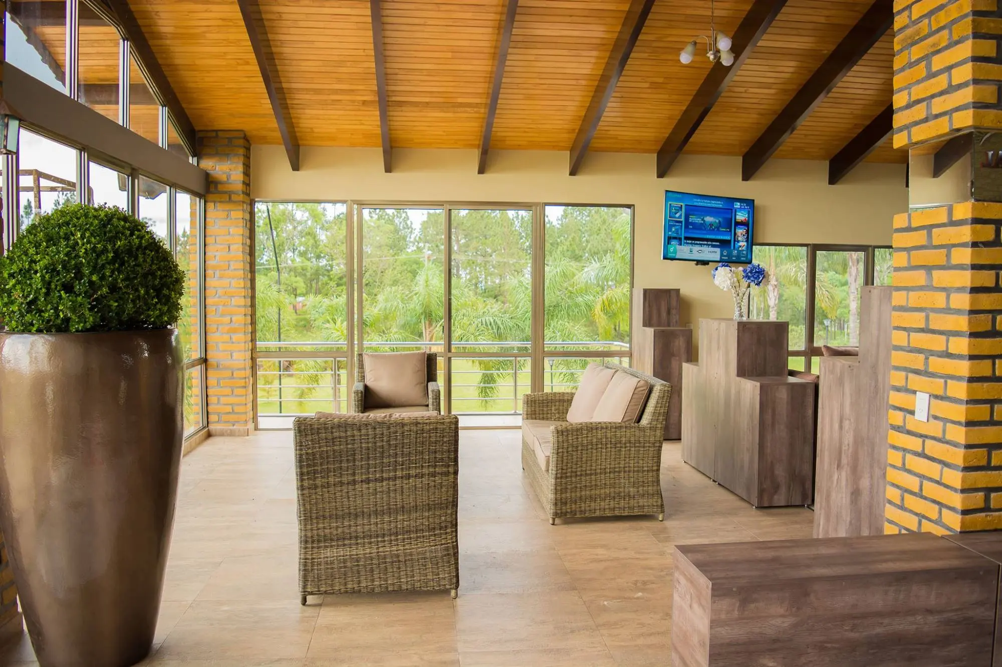 Lobby con ventanales y vista al verde