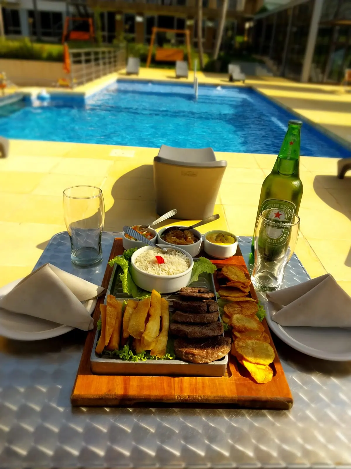 Picada con vista a la piscina