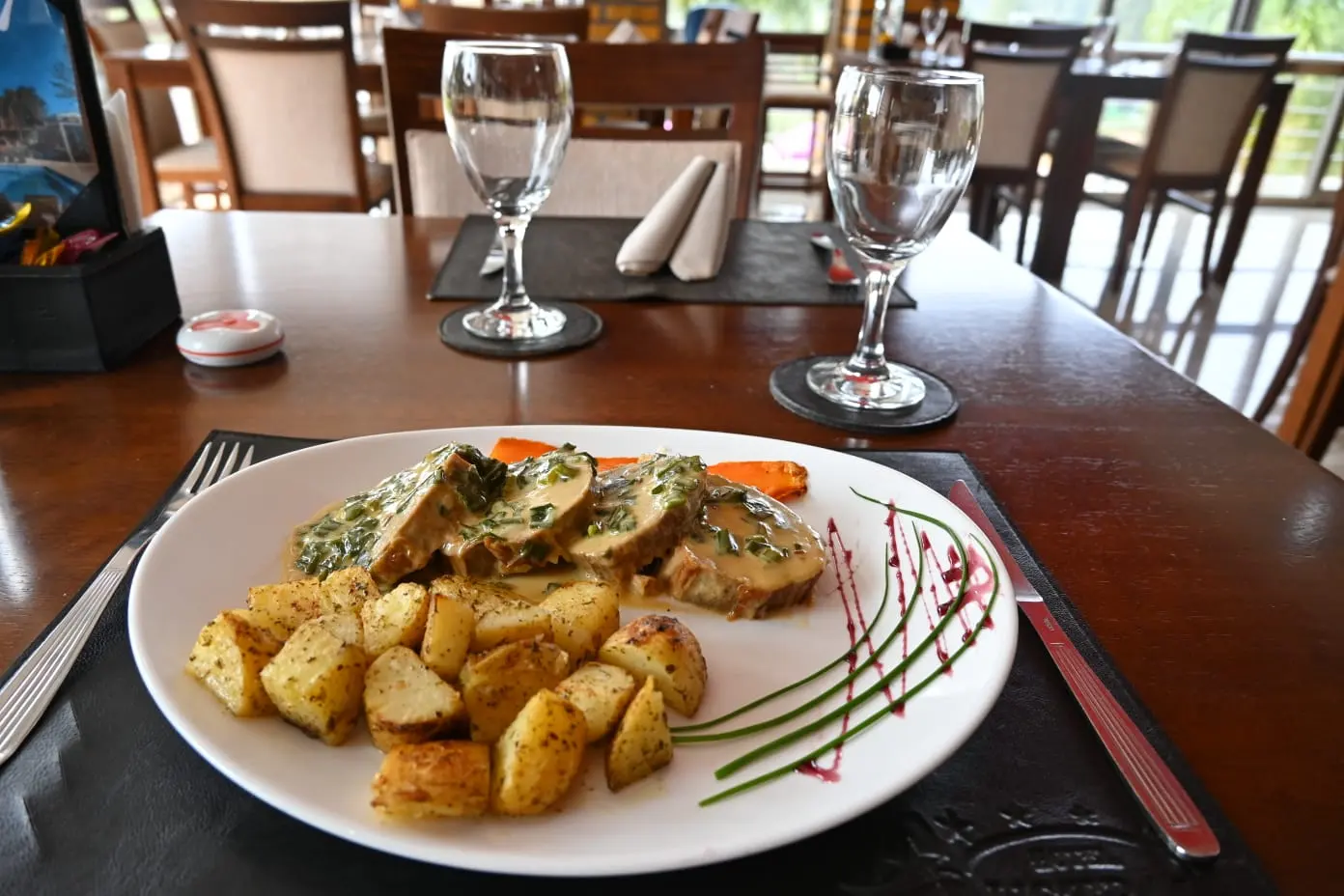 Plato de pollo con papas del restaurante