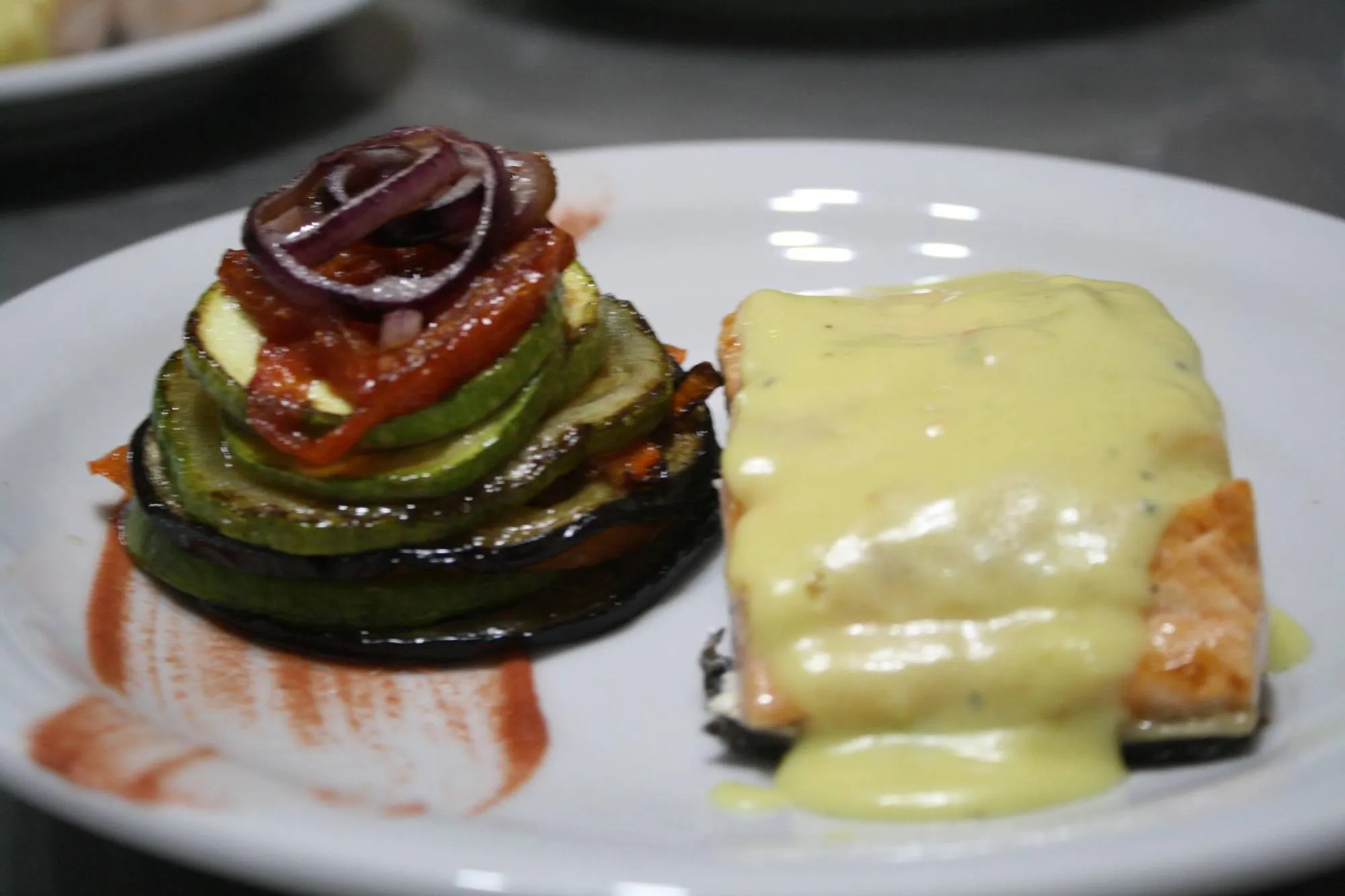 Plato del restaurante: salmón con vegetales