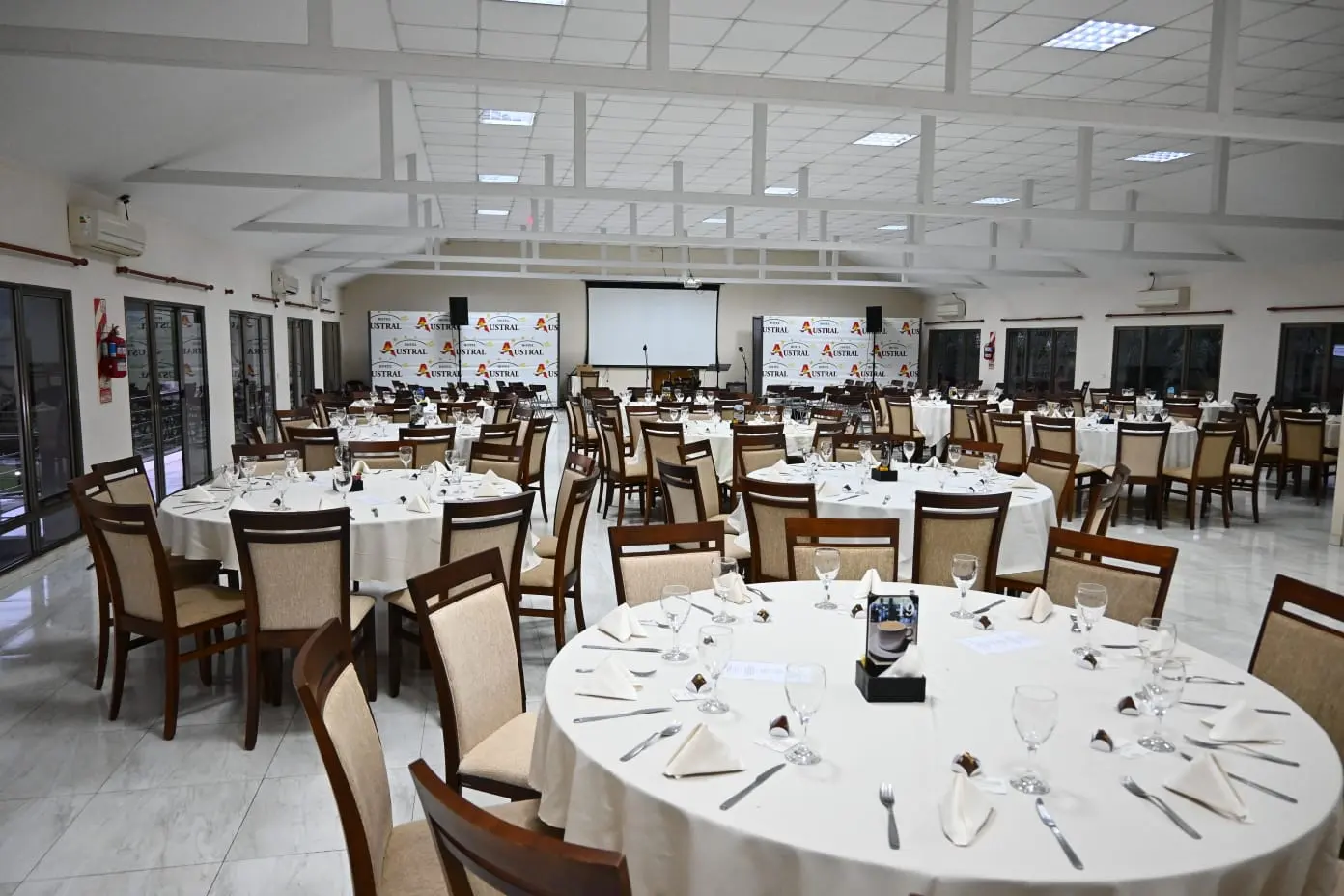 Salón con mesas redondas vestidas