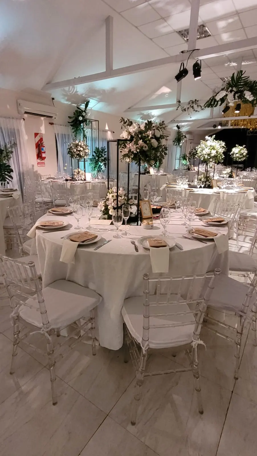 Mesa decorada con centro floral