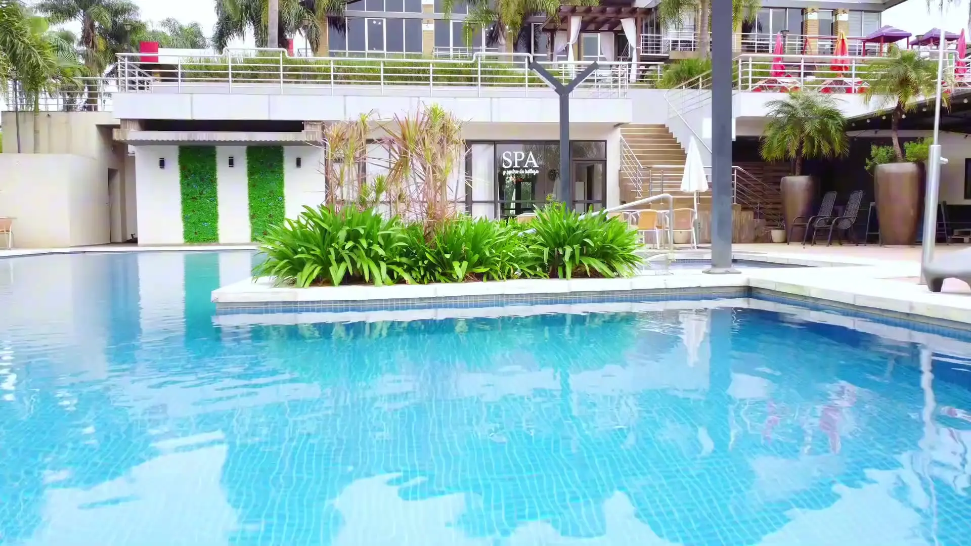 Piscina junto al spa
