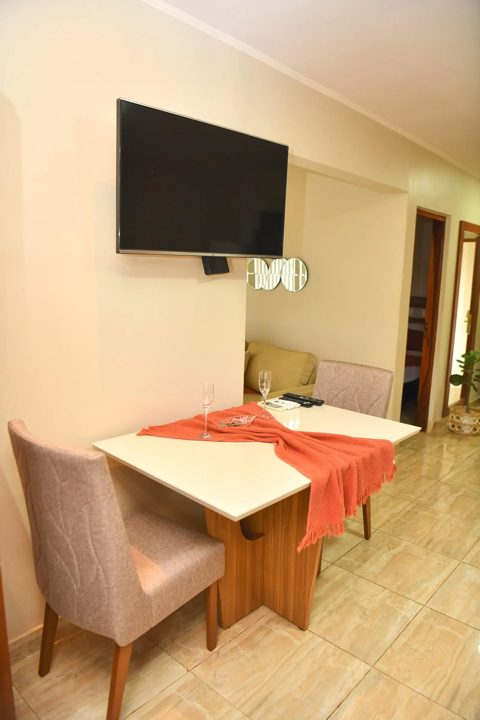 Comedor con Smart TV de la Suite Presidencial
