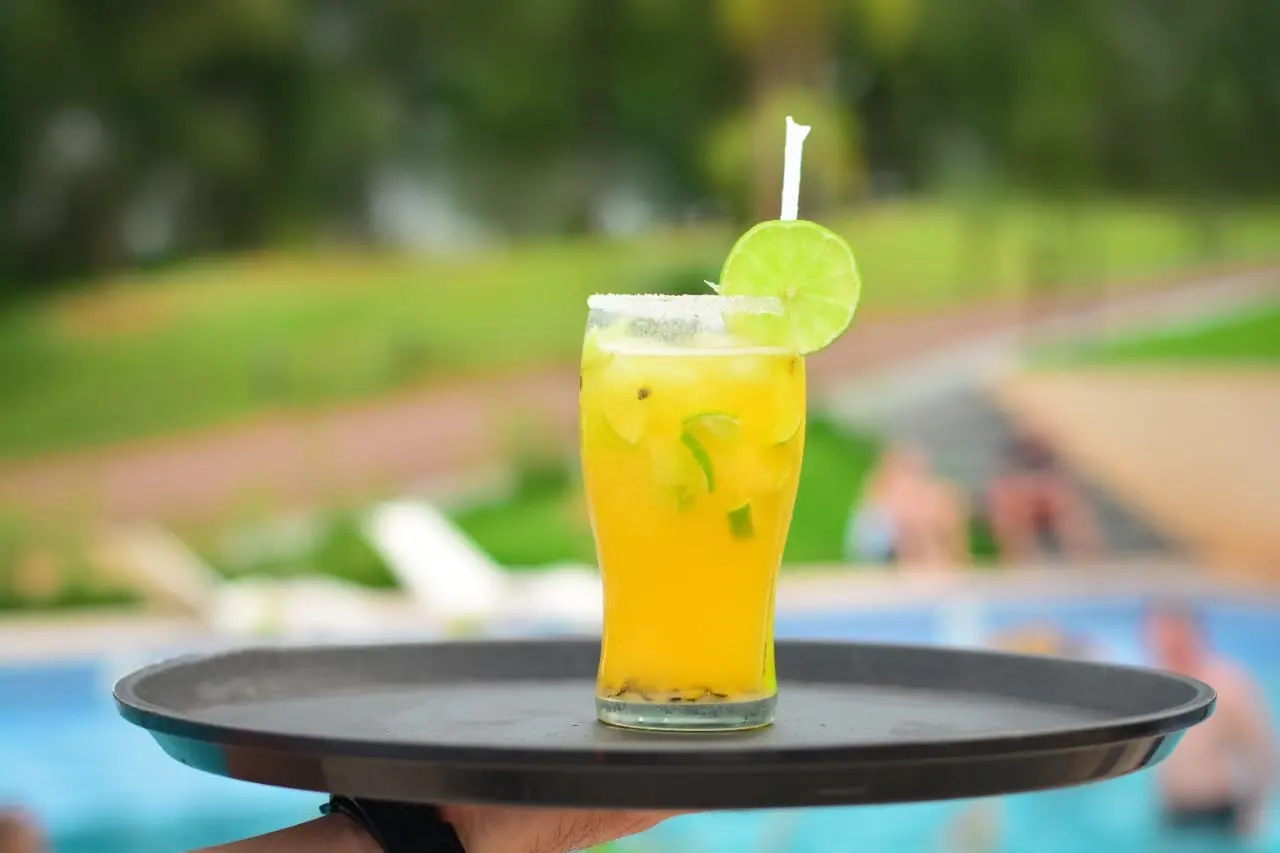 Trago de maracuyá servido junto a la piscina